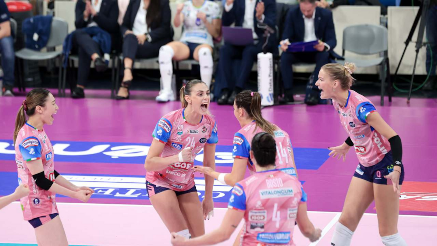 El Novara derrota al Milan y triunfa en el primer derbi de la temporada